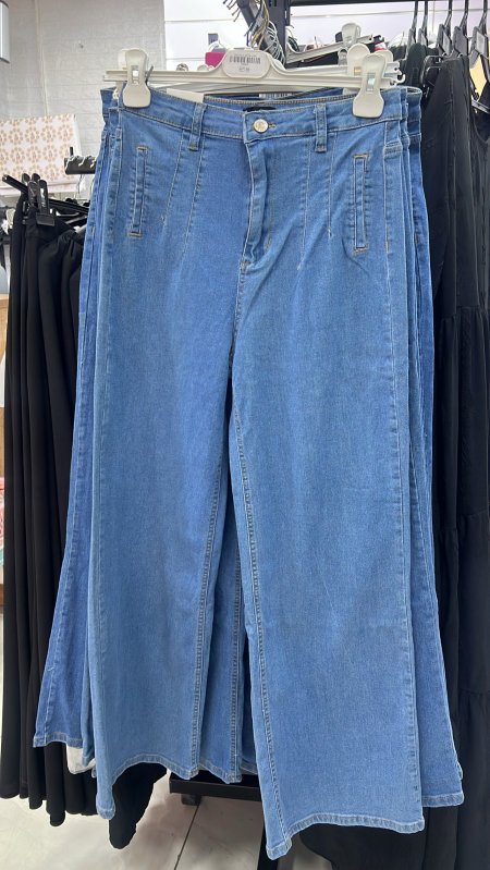 بنطلون جينز فاتح عريض وطويل