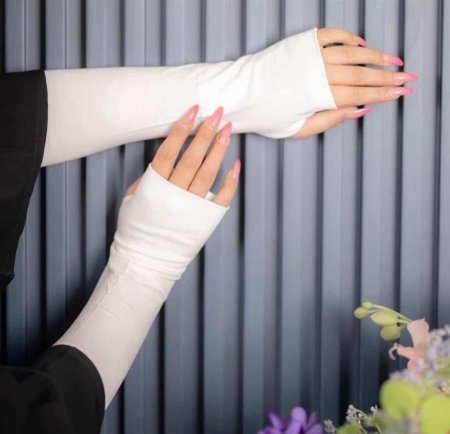 معصم يد مع اصبع قطن