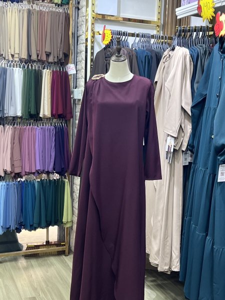 فستان مع ردة وزر فخم