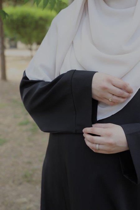أسود